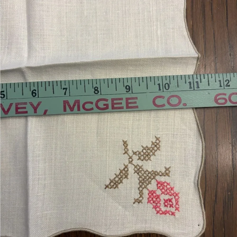 Embroidered Floral Linen Napkins. Set of 4. Vintage. Beautiful.